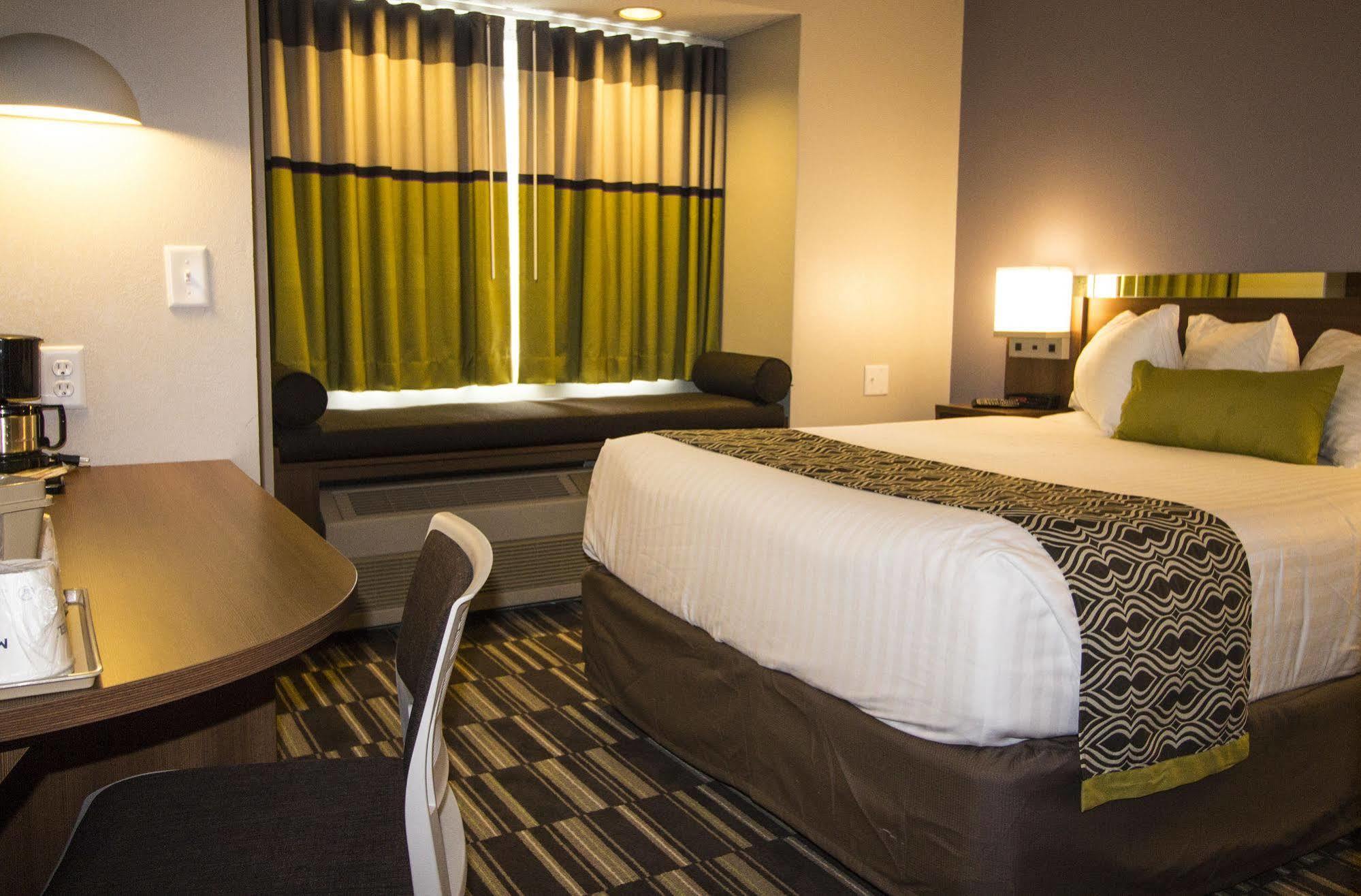 Microtel By Wyndham ויקטור מראה חיצוני תמונה